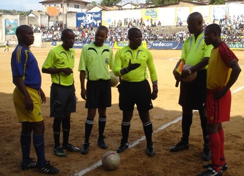 Les arbitres centraux Claude Kamulete et Bremer Engbangulu sont interdits de toutes les activités liées au football en RDC